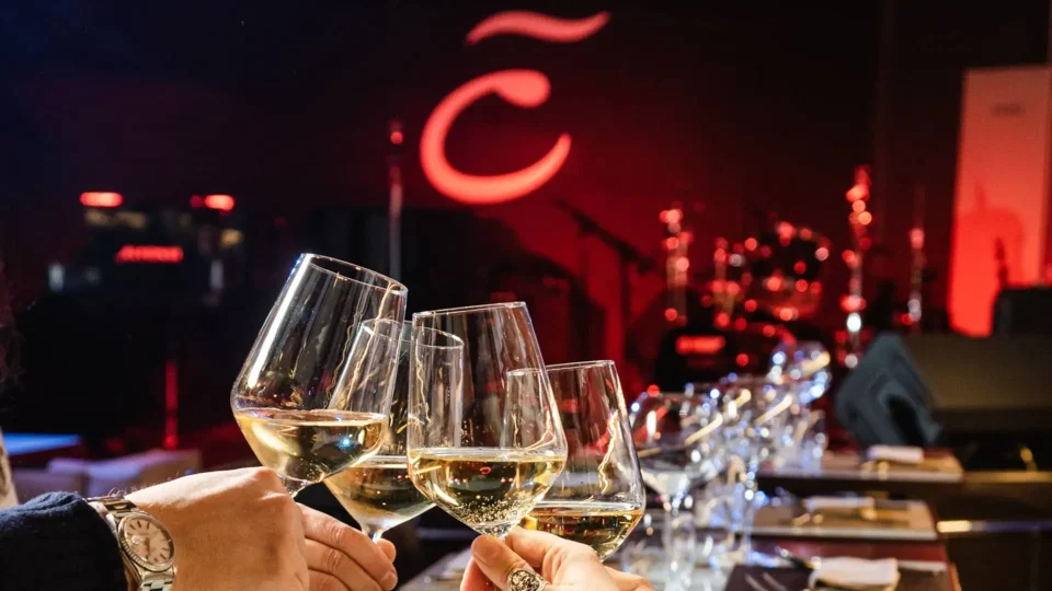 Cena romantica a Roma con musica jazz dal vivo e brindisi per due