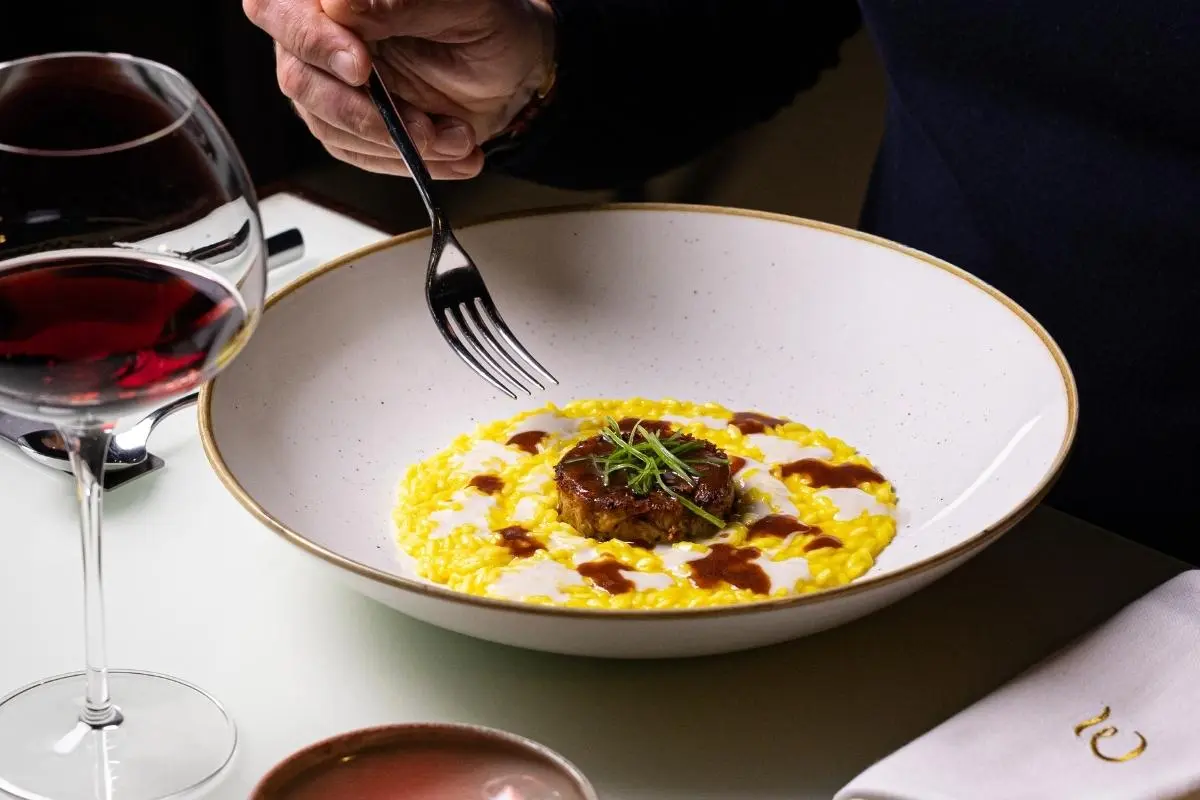 piatto gourmet cena romantica roma con vino elegance cafe