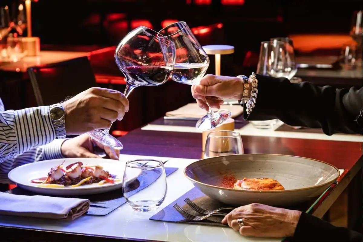 Tavolo per due in ristorante romantico a Roma con atmosfera intima