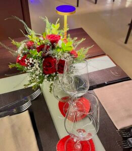 romantic-dinner-Rome-floral-arrangement